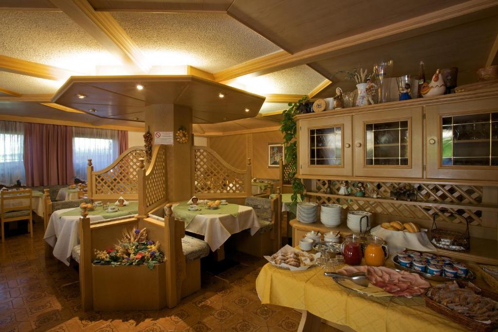 Albergo Bellaria Carano  Bagian luar foto
