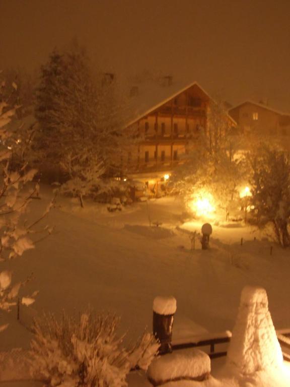Albergo Bellaria Carano  Bagian luar foto