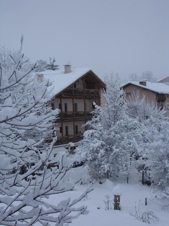 Albergo Bellaria Carano  Bagian luar foto