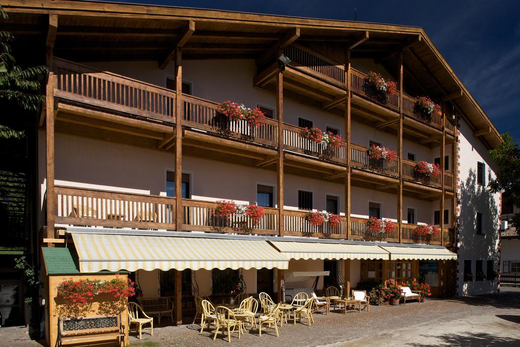 Albergo Bellaria Carano  Bagian luar foto